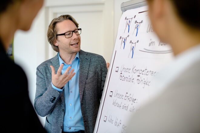 Training scene - Giving professional competence-based feedback