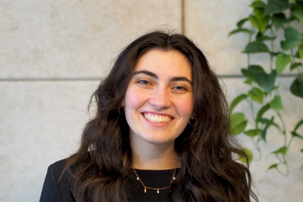 Portraitfoto von Destina Karadas, Praktikantin bei CT