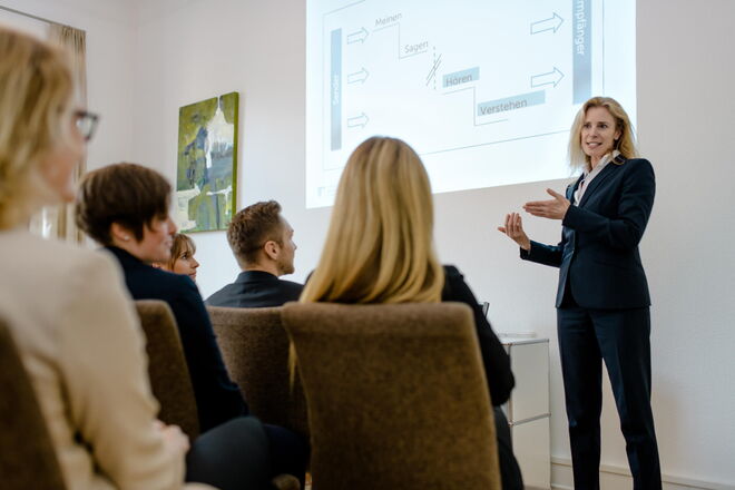 Presentation scene - optimal use of company-specific HR tools