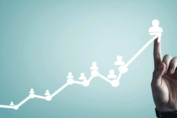 Development Center zur Führungskräfteentwicklung: Teilnehmende und Moderatorin sitzen gemeinsam am Tisch