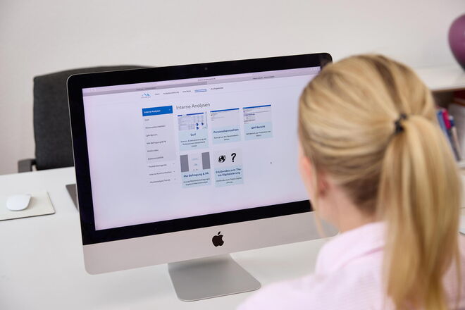 Szene Bearbeitung einer Online-Fallstudie