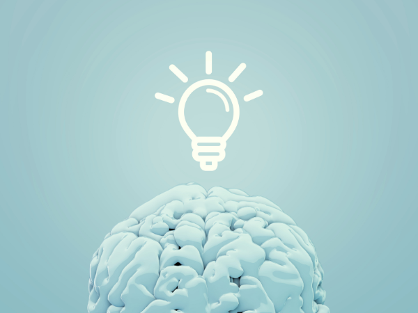 Glühbirne über Gehirn als Symbol für klare Gedanken und sinnvolle Herangehensweisen